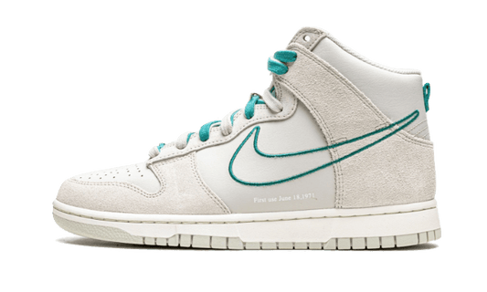 dunk-high-first-use-light-bone-green-noise-socksforsport